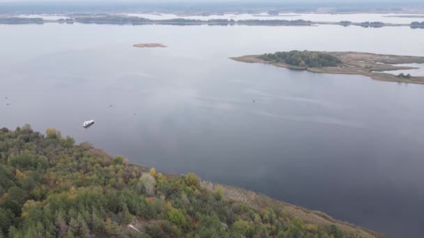 Dnipro Nehri 'nin havadan görünüşü - Ukrayna' nın ana nehri. — Stok video