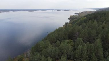 Dnipro Nehri 'nin havadan görünüşü - Ukrayna' nın ana nehri.
