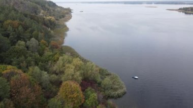 Dnipro Nehri 'nin havadan görünüşü - Ukrayna' nın ana nehri.