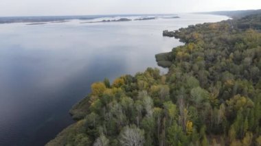 Dnipro Nehri 'nin havadan görünüşü - Ukrayna' nın ana nehri.