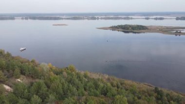 Dnipro Nehri 'nin havadan görünüşü - Ukrayna' nın ana nehri.
