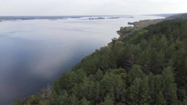 Dnipro Nehri 'nin havadan görünüşü - Ukrayna' nın ana nehri. — Stok video