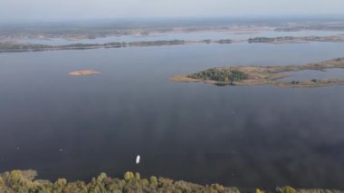 Dnipro Nehri 'nin havadan görünüşü - Ukrayna' nın ana nehri.