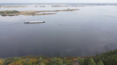 Dnipro Nehri 'nin havadan görünüşü - Ukrayna' nın ana nehri.