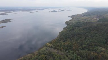 Dnipro Nehri 'nin havadan görünüşü - Ukrayna' nın ana nehri.
