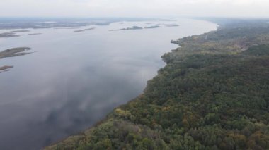 Dinyeper nehrinin güzel hava manzarası. Ukrayna, ağır çekim