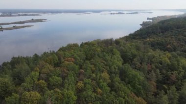 Dinyeper nehrinin güzel hava manzarası. Ukrayna, ağır çekim