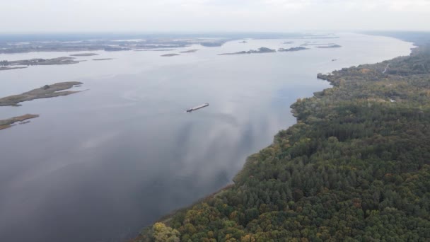 Dnipro Nehri 'nin havadan görünüşü - Ukrayna' nın ana nehri. — Stok video