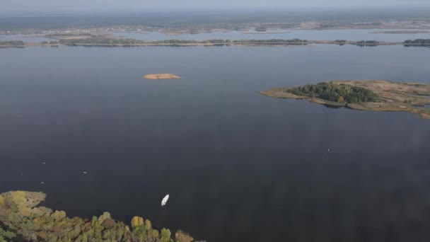 Gyönyörű kilátás nyílik a Dnipro folyóra. Ukrajna, lassított felvétel — Stock videók