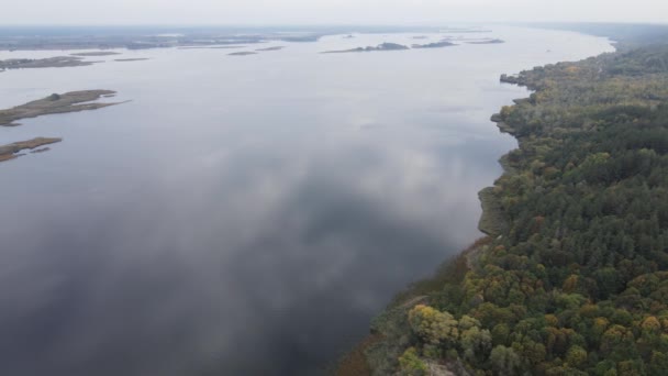 Prachtig uitzicht vanuit de lucht op de rivier de Dnipro. Oekraïne, slow motion — Stockvideo