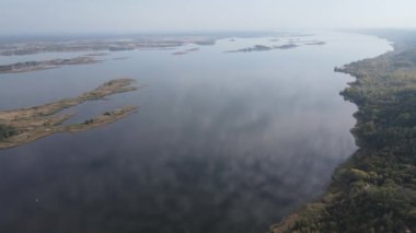 Dinyeper nehrinin güzel hava manzarası. Ukrayna, ağır çekim