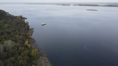Dinyeper nehrinin güzel hava manzarası. Ukrayna, ağır çekim