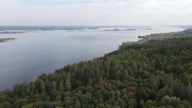 Dinyeper nehrinin güzel hava manzarası. Ukrayna, ağır çekim