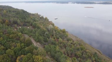 Dinyeper nehrinin güzel hava manzarası. Ukrayna, ağır çekim