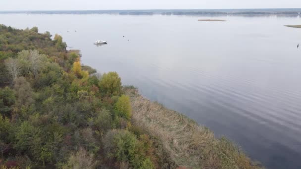 Prachtig uitzicht vanuit de lucht op de rivier de Dnipro. Oekraïne, slow motion — Stockvideo