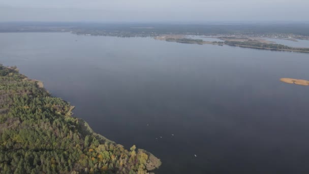 Красивый вид с воздуха на реку Днепр. Украина, замедленная съемка — стоковое видео