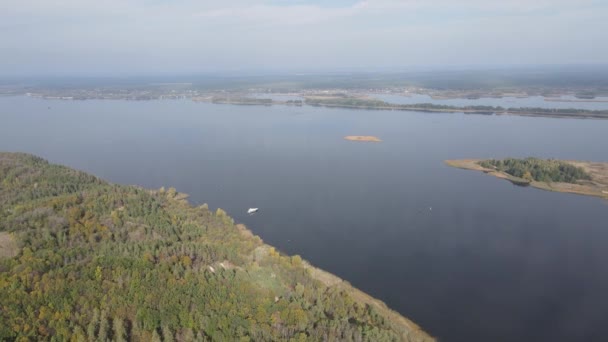 Красивый вид с воздуха на реку Днепр. Украина, замедленная съемка — стоковое видео