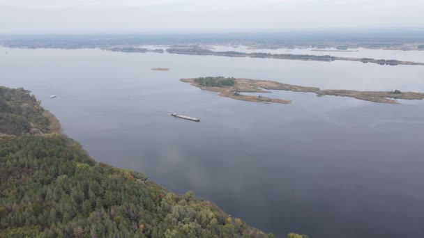 Prachtig uitzicht vanuit de lucht op de rivier de Dnipro. Oekraïne, slow motion — Stockvideo