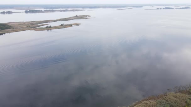 Prachtig uitzicht vanuit de lucht op de rivier de Dnipro. Oekraïne, slow motion — Stockvideo