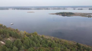 Dinyeper nehrinin güzel hava manzarası. Ukrayna, ağır çekim