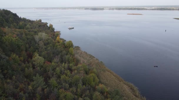 Чудовий вигляд на річку Дніпро. Україна, повільний рух — стокове відео