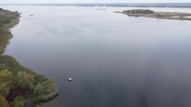 Prachtig uitzicht vanuit de lucht op de rivier de Dnipro. Oekraïne, slow motion — Stockvideo