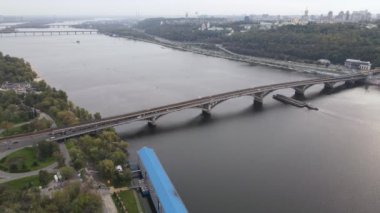 Ukrayna 'nın ana nehri, Kyiv yakınlarındaki Dnipro. Yavaş çekim