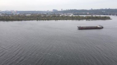 Ukrayna 'nın ana nehri, Kyiv yakınlarındaki Dnipro. Yavaş çekim