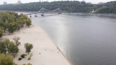 Ukrayna 'nın ana nehri, Kyiv yakınlarındaki Dnipro. Yavaş çekim