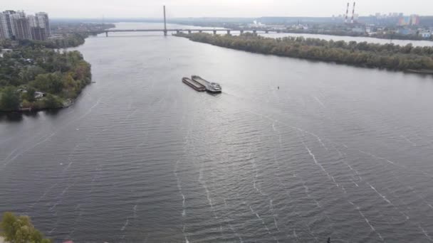 El río principal de Ucrania - Dnipro cerca de Kiev. Movimiento lento — Vídeos de Stock