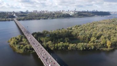 Ukrayna 'nın ana nehri, Kyiv yakınlarındaki Dnipro. Yavaş çekim