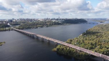 Ukrayna 'nın ana nehri, Kyiv yakınlarındaki Dnipro. Yavaş çekim