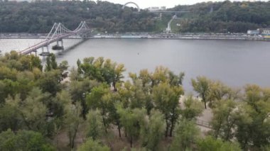 Ukrayna 'nın ana nehri, Kyiv yakınlarındaki Dnipro. Yavaş çekim