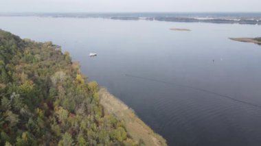 Dnipro Nehri 'nin havadan görünüşü - Ukrayna' nın ana nehri.