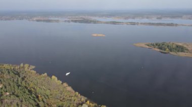 Dnipro Nehri 'nin havadan görünüşü - Ukrayna' nın ana nehri.