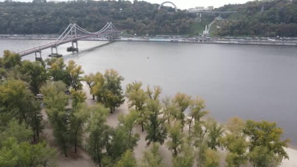 Den vigtigste flod i Ukraine Dnipro nær Kiev. Langsom bevægelse – Stock-video