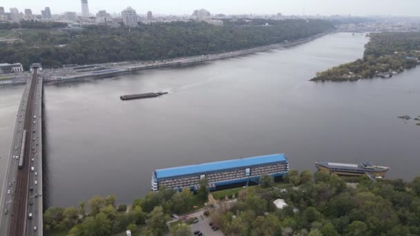 Головна річка України - Дніпро поблизу Києва. Повільний рух — стокове відео