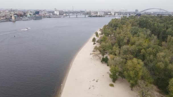 De belangrijkste rivier van Oekraïne - Dnipro in de buurt van Kiev. Langzame beweging — Stockvideo