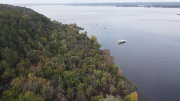 Вид згори на річку Дніпро - головну річку України. — стокове відео