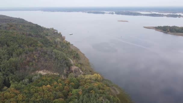 Dnipro Nehri 'nin havadan görünüşü - Ukrayna' nın ana nehri. — Stok video