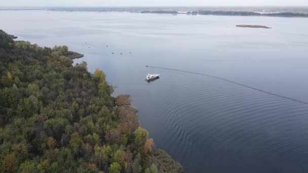 Вид згори на річку Дніпро - головну річку України. — стокове відео