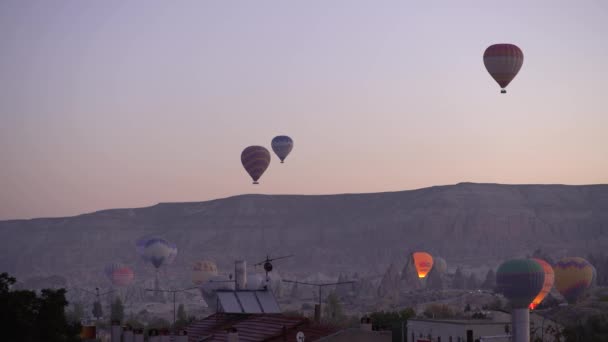 Globos en el cielo sobre Capadocia, Turquía — Vídeos de Stock