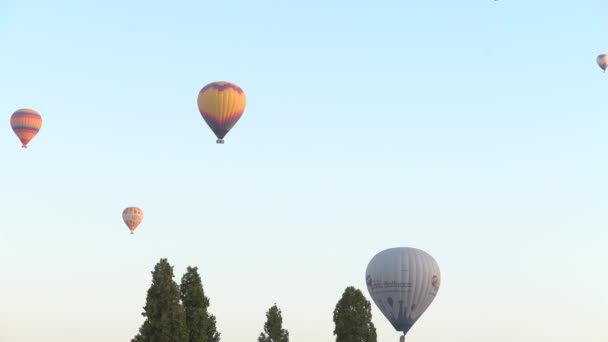 Balloons in the sky over Cappadocia, Turkey — Stock Video