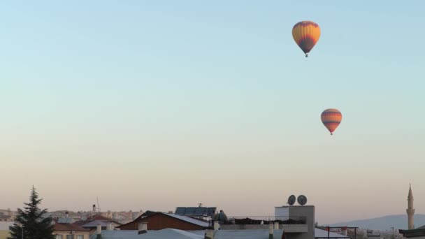 Globos en el cielo sobre Capadocia, Turquía — Vídeos de Stock