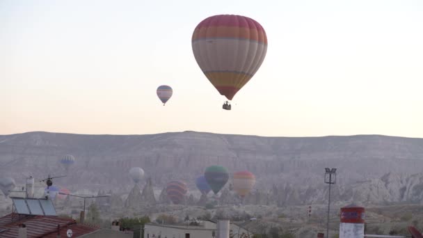 Globos en el cielo sobre Capadocia, Turquía — Vídeos de Stock