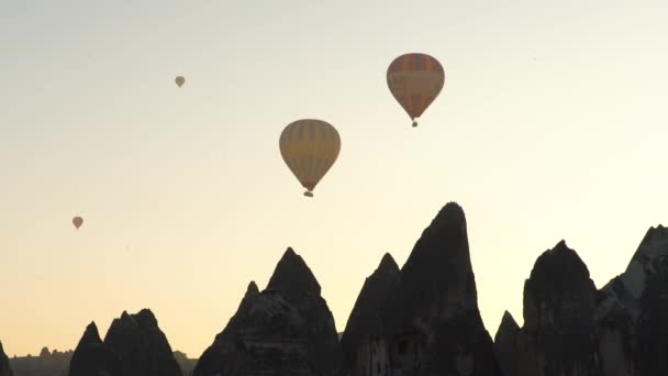 Ballonnen in de lucht boven Cappadocië, Turkije — Stockvideo