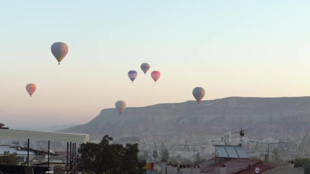 Globos en el cielo sobre Capadocia, Turquía — Vídeos de Stock