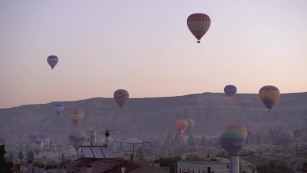 Globos en el cielo sobre Capadocia, Turquía — Vídeos de Stock