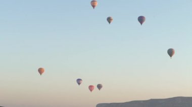 Kapadokya, Türkiye 'de gökyüzünde balonlar