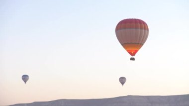 Kapadokya, Türkiye 'de gökyüzünde balonlar